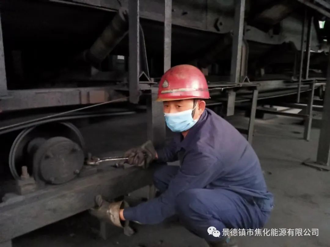 “老線這邊人手不夠，你們那邊有誰可以過來支援？”“好的，我馬上來?！甭牭竭@個消息時，羅國安剛剛結(jié)束新線的維修工作，但他二話不說，立即拿起維修包，投入到老線的維修工作當(dāng)中。每天工作10小時以上已經(jīng)成為抗疫期間的常態(tài)，雖然身體很疲憊，但是他沒有任何怨言，“確實很辛苦、很累，但現(xiàn)在正是特殊時期，只有保障公司生產(chǎn)經(jīng)營“不斷檔”，我們生活才能“不斷線”，恰恰我所在的運輸廠就是承擔(dān)著焦炭煤炭運輸?shù)闹匾氊?zé)，所以我更應(yīng)該恪盡職守，保障好這些設(shè)備的穩(wěn)定運行?！?jpg